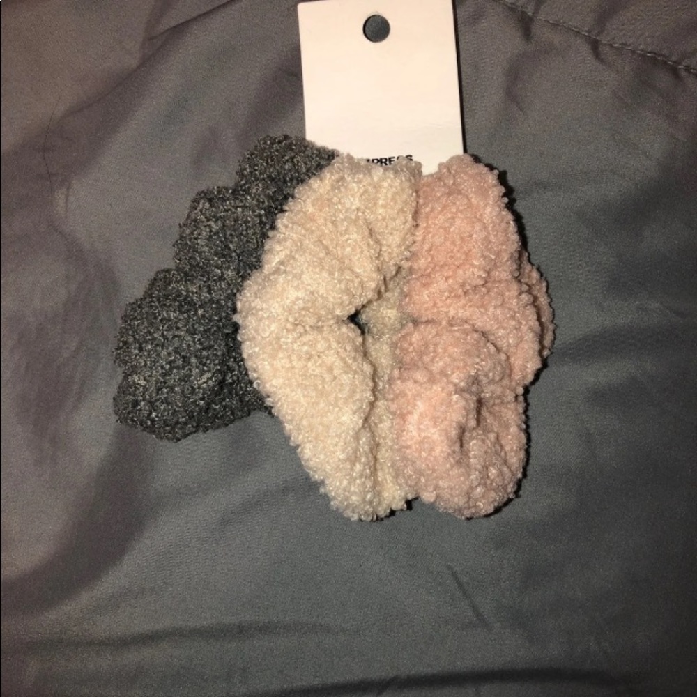 EXPRESS hair scrunches